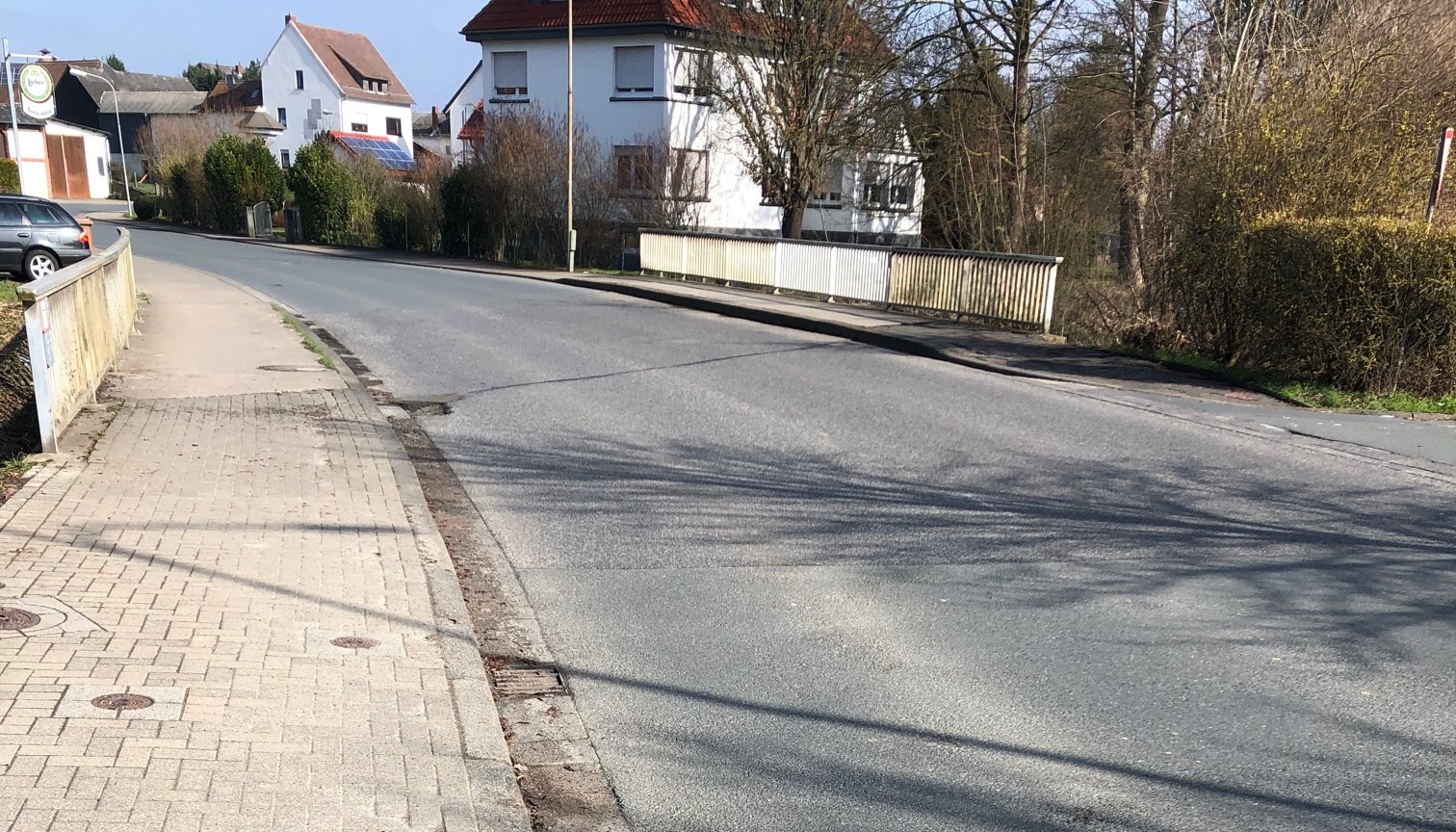 Vollsperrung im OT Hüttenberg: Sanierung der Brücke über den Schwingbach