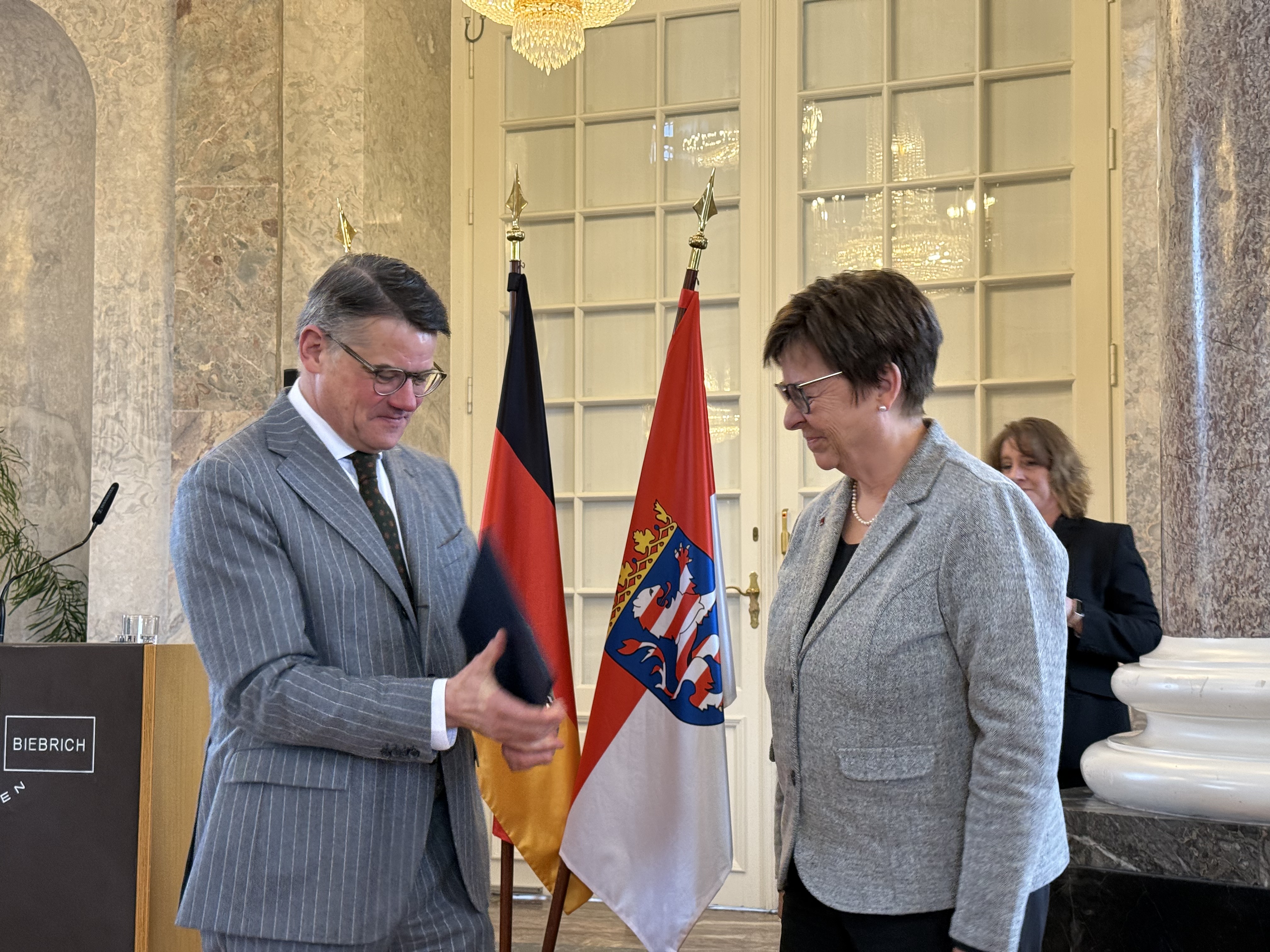 Karin Dittrich-Brauner erhält den Hessischen Verdienstorden am Bande